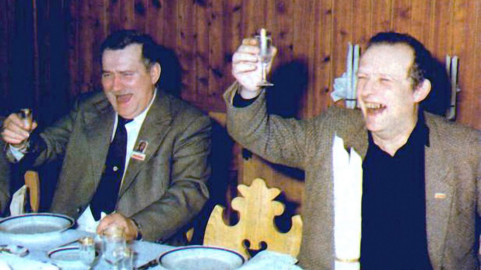 Jedno ze zdjęć z rozmów przedstawicieli "Solidarności" i PZPR, wokół których powstało wiele mitów. Na fotografii: Lech Wałęsa i Adam Michnik