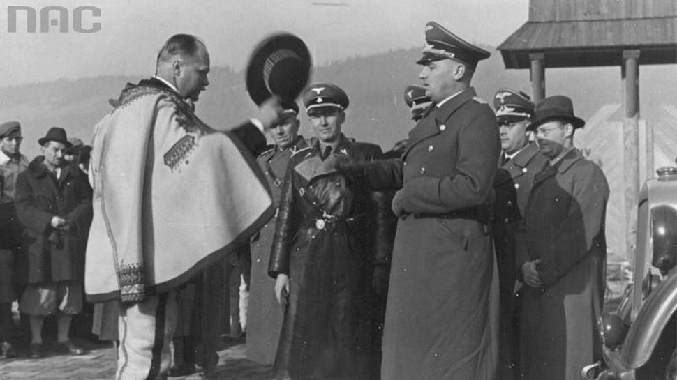Przewodniczący Komitetu Góralskiego Wacław Krzeptowski (z lewej) wita gubernatora Hansa Franka po przybyciu do Zakopanego. Listopad 1939 r.