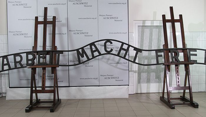 Udało się naprawić napis "Arbeit macht frei"