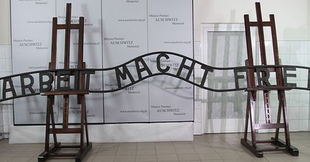 Udało się naprawić napis "Arbeit macht frei"