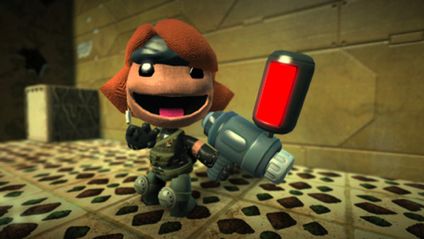 Zobacz jak Sackboy radzi sobie z Metal Gear Rexem