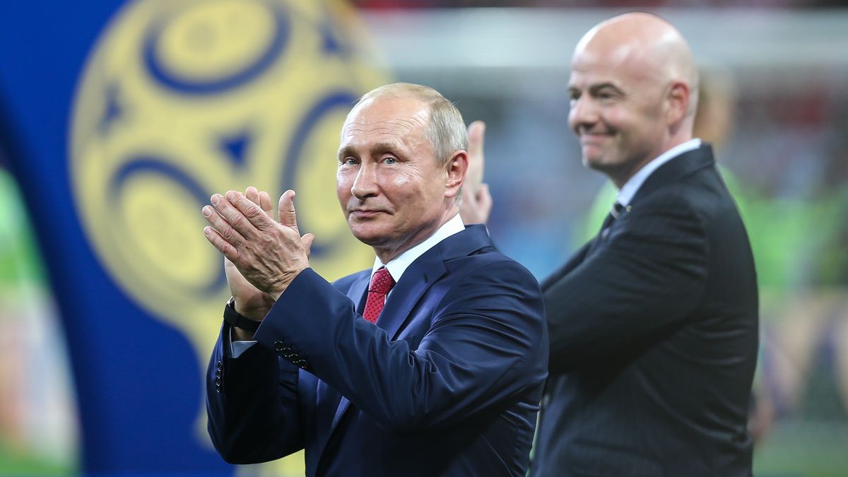 Getty Images / Foto Olimpik/NurPhoto / Władimir Putin oraz Gianni Infantino (w tle) podczas finału MŚ w 2018 roku.