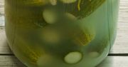 Ogórki kiszone wyjdą mętne i będą gazować. Zobacz, jak uniknąć tego błędu
