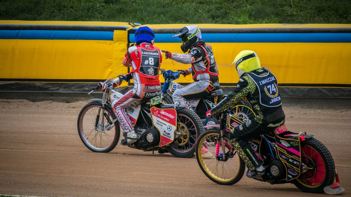 Materiały prasowe / Miłosz Kaczmarek / AKŻ Speedway Ostrów / Na zdjęciu (od lewej): Arkadiusz Kaczmarek, Adrian Bryja, Jacek Walczak