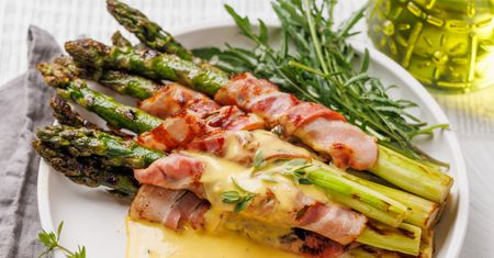 Szparagi podaję z kremowym sosem. W restauracji zapłaciłabym majątek