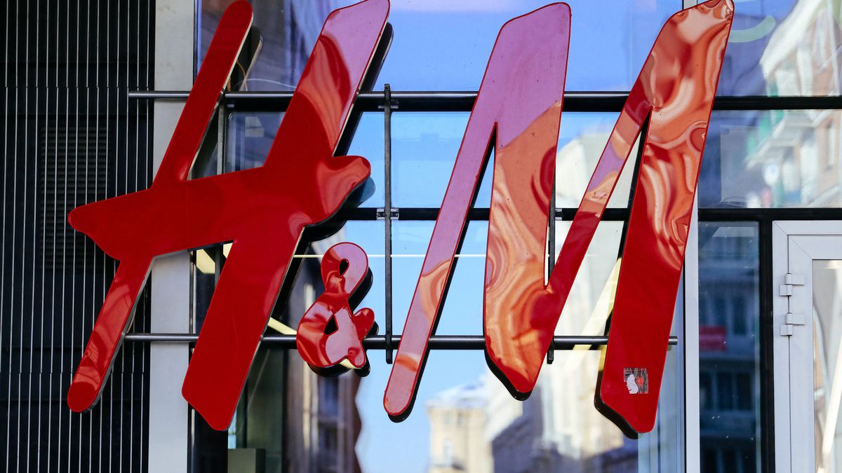 logo H&MWarszawa, 31.01.2021. Zdj�cie ilustracyjne - logo sklepu H&M, 31 bm. w Warszawie. (az/doro) PAP/Albert Zawada Albert ZawadaH&M, handel, Hennes & Mauritz, ilustracja, ilustracje, logo, odzie�owy, przedsi�biorstwo odzie�owe, sieci�wka, sie� skelp�w, sklep