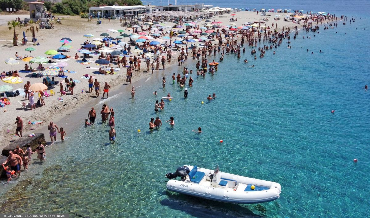 Widok na plażę Torre Faro Pilone niedaleko Mesyny na Sycylii