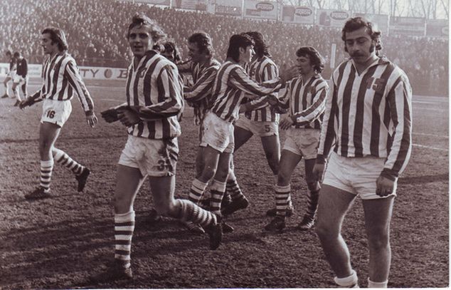 Piłkarze IV-ligowej Cracovii w meczu o Herbową Tarczę Krakowa 1975 / fot. historiawisly.pl