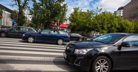 Wyprzedzanie na przejściu dla pieszych to codzienność. Kierowcy nie wiedzą, że to robią