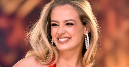Wiktoria Gąsiewska maszeruje przez ulicę w bikini i pozuje z młodszą siostrą na wakacjach nad Bałtykiem (ZDJĘCIA)