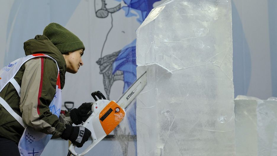 Ta impreza przyciąga lodowych rzeźbiarzy z całego świata.