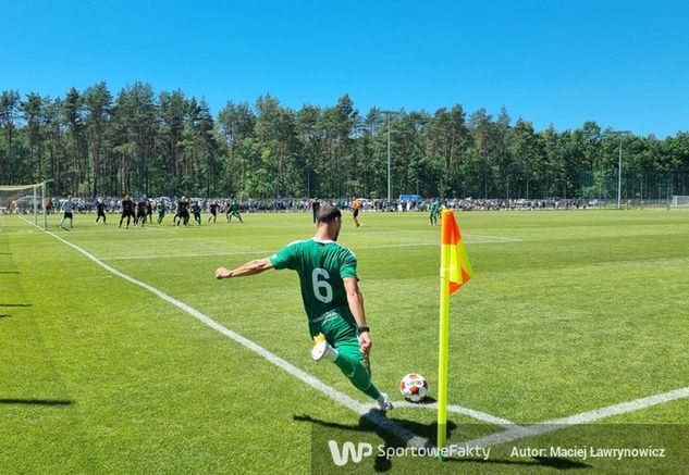 Bruno Jordao dośrodkowuje z rzutu rożnego w meczu Radomiak Radom - Pogoń Grodzisk Mazowiecki