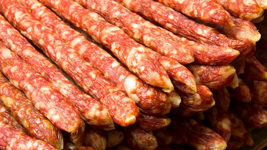 Surowa kiełbasa wieprzowo-cielęca