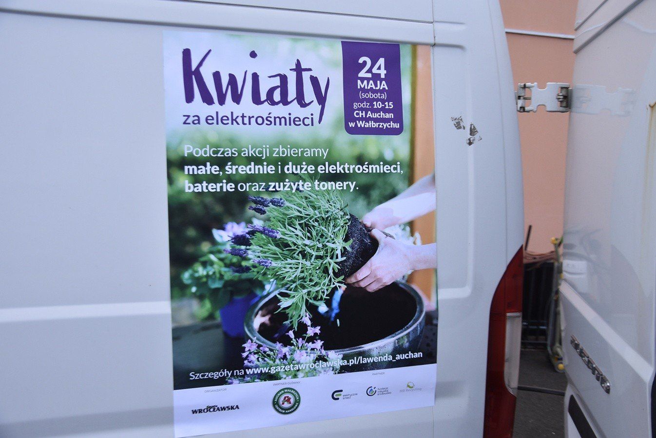 W Wałbrzychu udała się wspaniale akcja &#34;Kwiaty za elektrośmieci&#34;