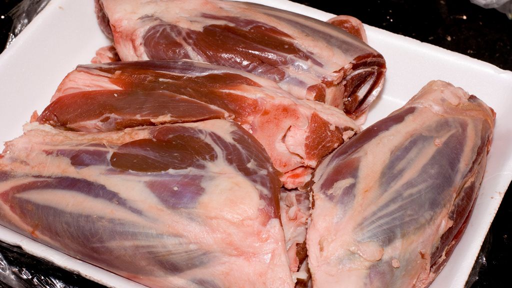 Surowa goleń przednia z jagnięciny (mięso i tłuszcz, II klasa mięsa)