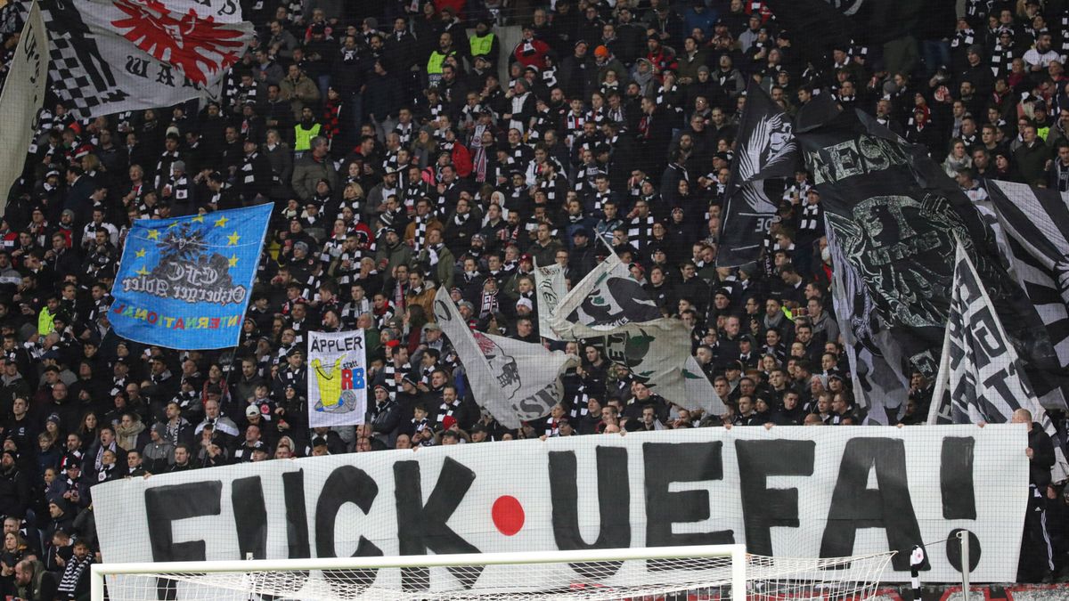 Obraźliwy transparent na UEFA na stadionie we Frankfurcie podczas meczu Eintrachtu z Red Bull Salzburg