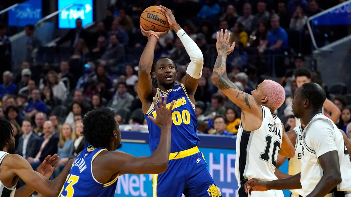 PAP/EPA / John G. Mabanglo / Na zdjęciu: Jonathan Kuminga w akcji. Broni Jeremy Sochan (nr 10)