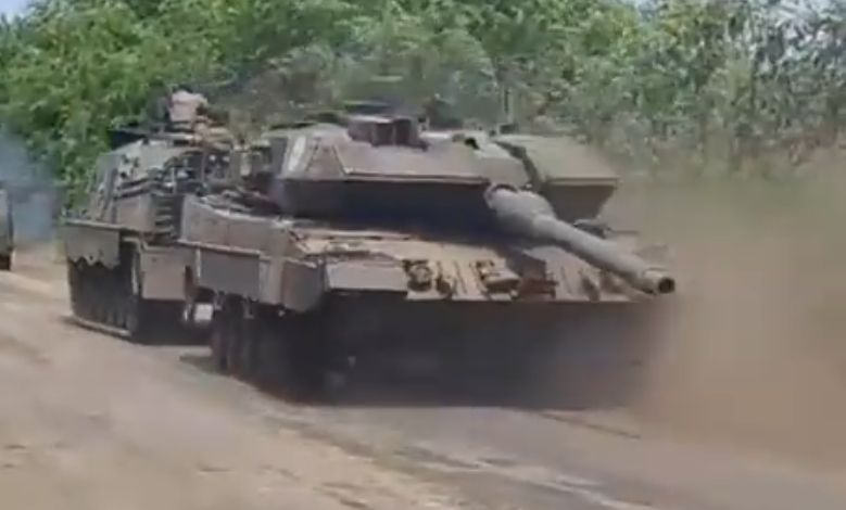 Uszkodzony czołg Leopard 2A6 holowany przez wóz Bergepanzer 3 Büffel na tyły pozycji ukraińskich. 