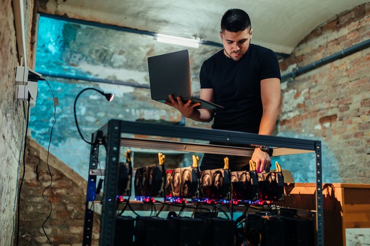 Mężczyzna padł ofiarą oszustwa na kryptowaluty