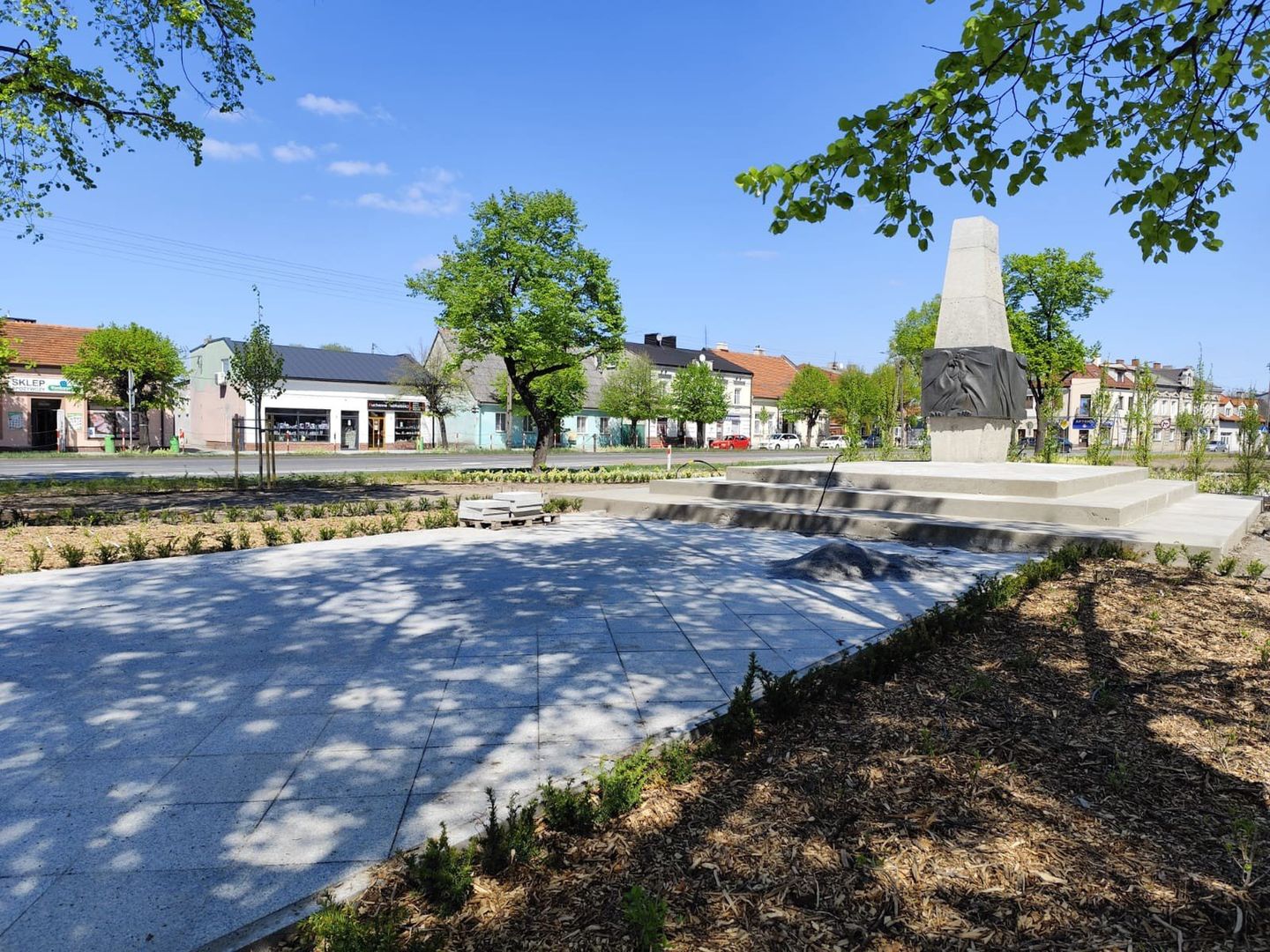 Oblicze Opatówka zmienia się. Na głównym placu miasteczka i w parku trwa rewitalizacja. Pojawiła się już nowa nawierzchnia granitowa, nowe nasadzenia, a niedługo na Placu Wolności ma powstać przestrzeń fontannowa.