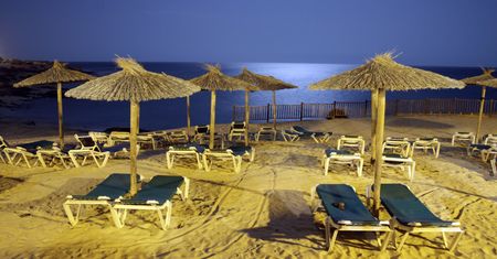 Dzieci znalazły na hiszpańskiej plaży kilkanaście kg narkotyków