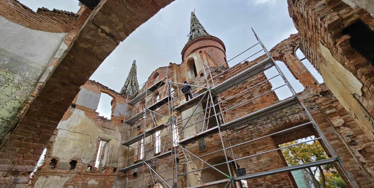 Juchowo: Powiat Szczecinecki ratuje ruiny pałacu