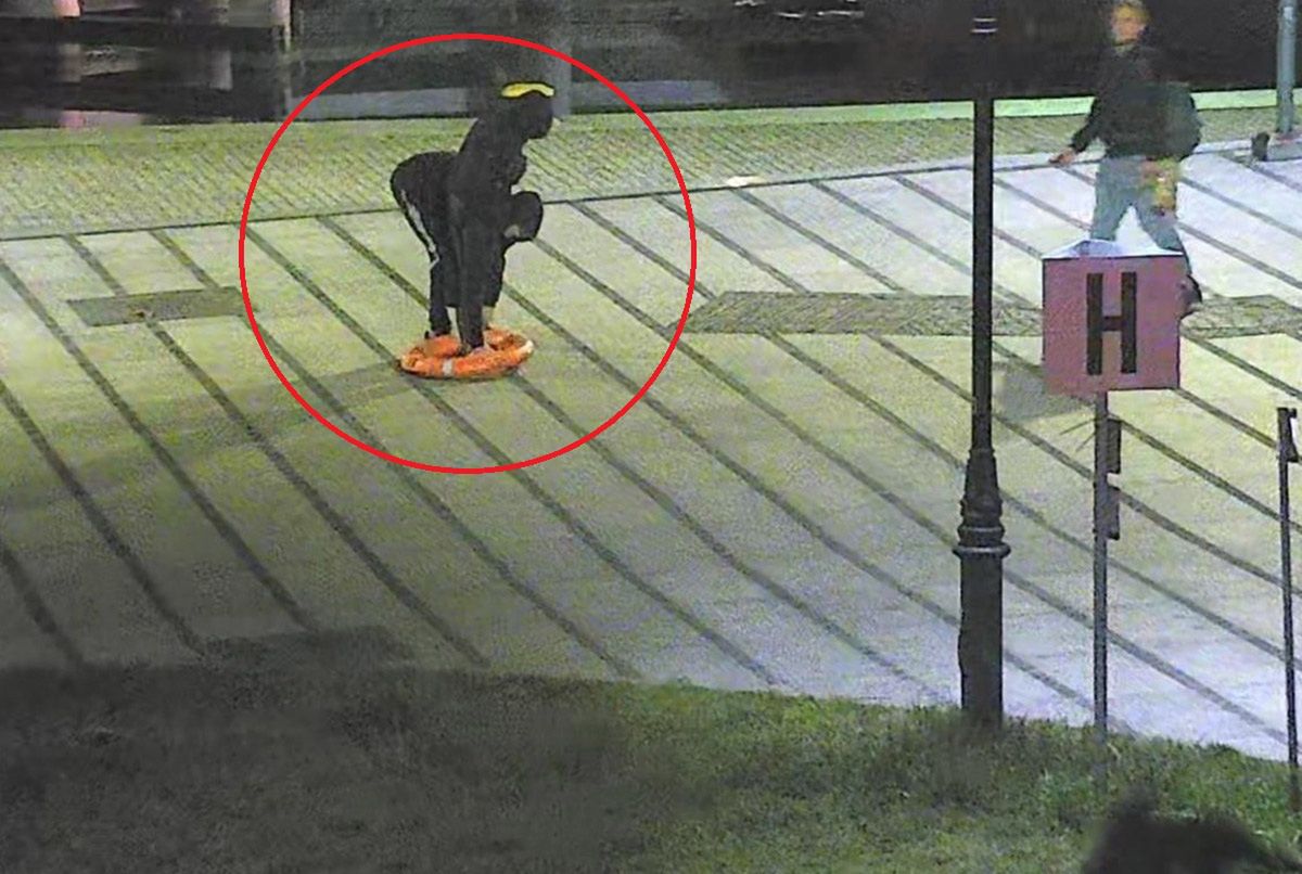 "Nie chodzi o kablowanie". Oto co zrobił. Wszystko nagrał monitoring