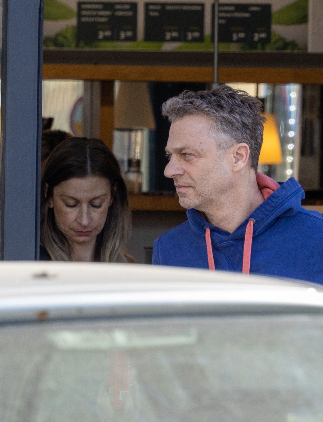 Grzegorz Damięcki i Magdalena Schejbal noszą kartony