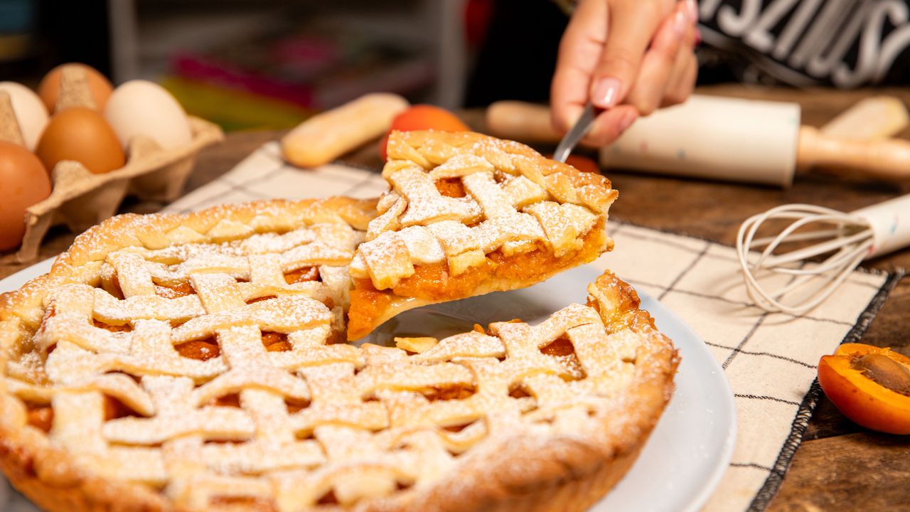 Autumn's delight: A comforting apricot lattice cake recipe