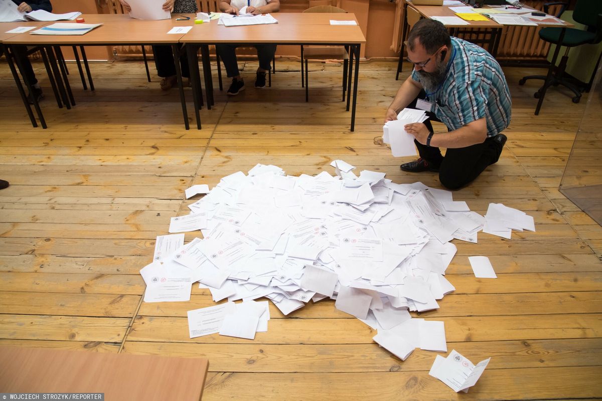 Liczenie głosów po wyborach, zdjęcie archiwalne
