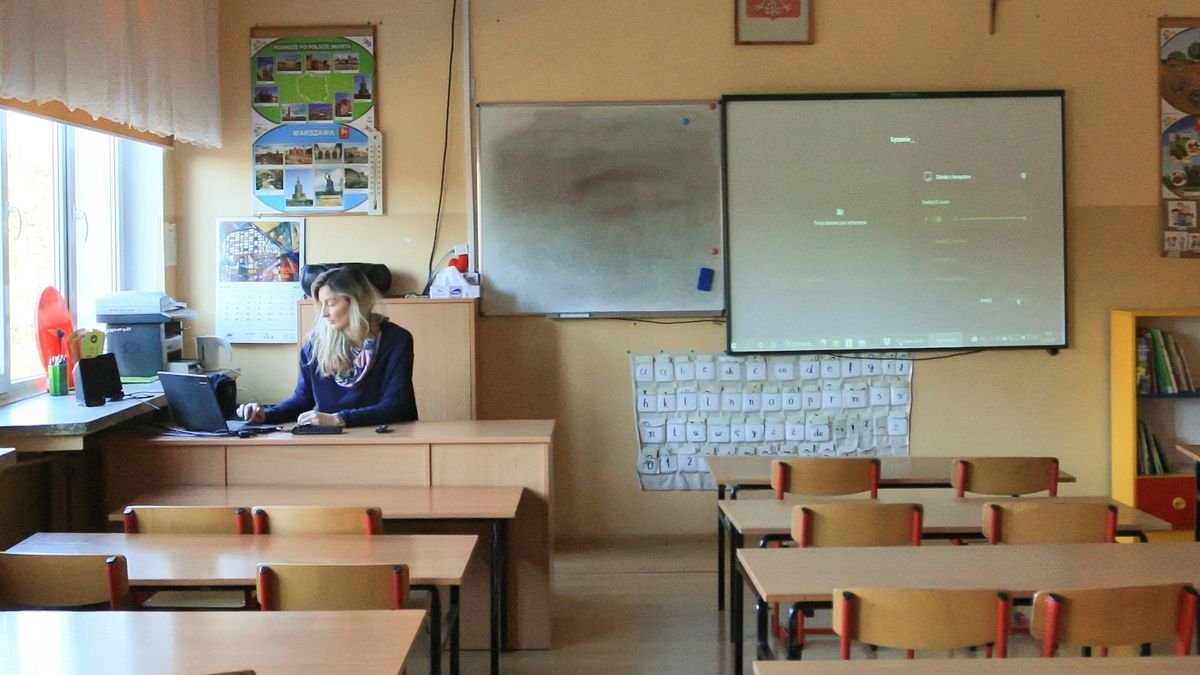 nauka zdalnaGorz�w Wielkopolski, 20.12.2021. Koronawirus w Polsce. Zdalne zaj�cia, prowadzone z siedziby Szko�y Podstawowej nr 21 w Gorzowie Wielkopolskim, 20 bm. Takie rozwi�zanie pozwala na wykorzystanie szkolnych tablic multimedialnych i innych pomocy dydaktycznych, co nieco zbli�a uczni�w do tradycyjnego nauczania stacjonarnego. Od dzisiaj  do 9 stycznia 2022 r. w kraju zawieszone s� zaj�cia stacjonarne w szko�ach podstawowych i ponadpodstawowych. (amb) PAP/Lech Muszy�skiLech Muszy�skicovid-19, epidemia, epidemie i zarazy, klasa, koronawirus, koronawirus w Polsce, nauczyciel, nauczycielka, nauka, pracownia szkolna, sala lekcyjna, SARS-CoV-2, szko�a, Szko�y Podstawowej nr 21 w Gorzowie Wielkopolskim, zaj�cia szkolne, zdalna, zdalne nauczanie