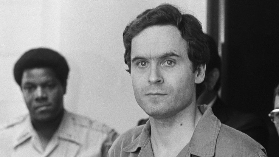 Ted Bundy w sądzie hrabstwa Leon podczas odczytywania przez szeryfa aktu oskarżenia