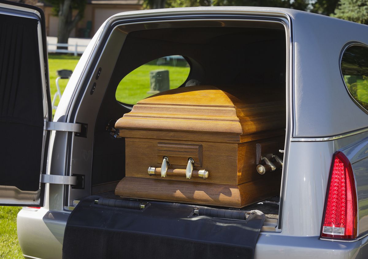 Mężczyzna z USA ukradł furgonetkę należącą do zakładu pogrzebowego. W środku znajdowało się ciało