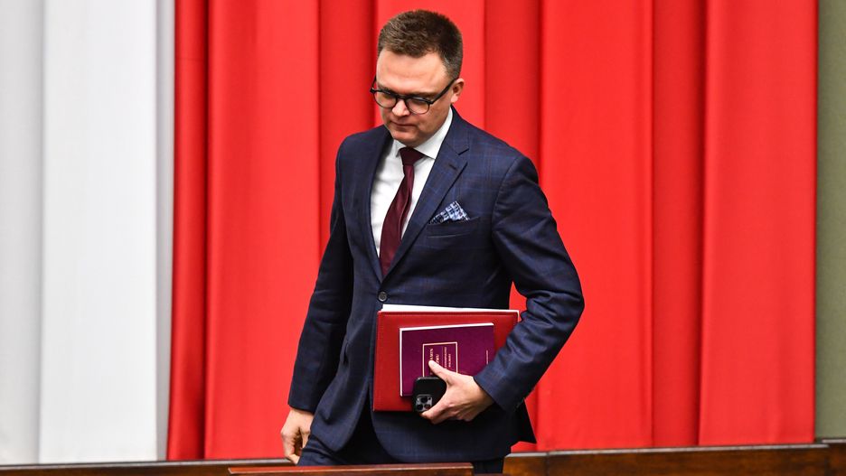Warszawa, 21.11.2023. Marszałek Sejmu Szymon Hołownia na sali obrad Sejmu w Warszawie, 21 bm. Posłowie wybiorą składy sejmowych komisji m.in. do spraw Unii Europejskiej, etyki oraz do spraw służb specjalnych oraz członków Trybunału Stanu. (ad) PAP/Piotr Nowak