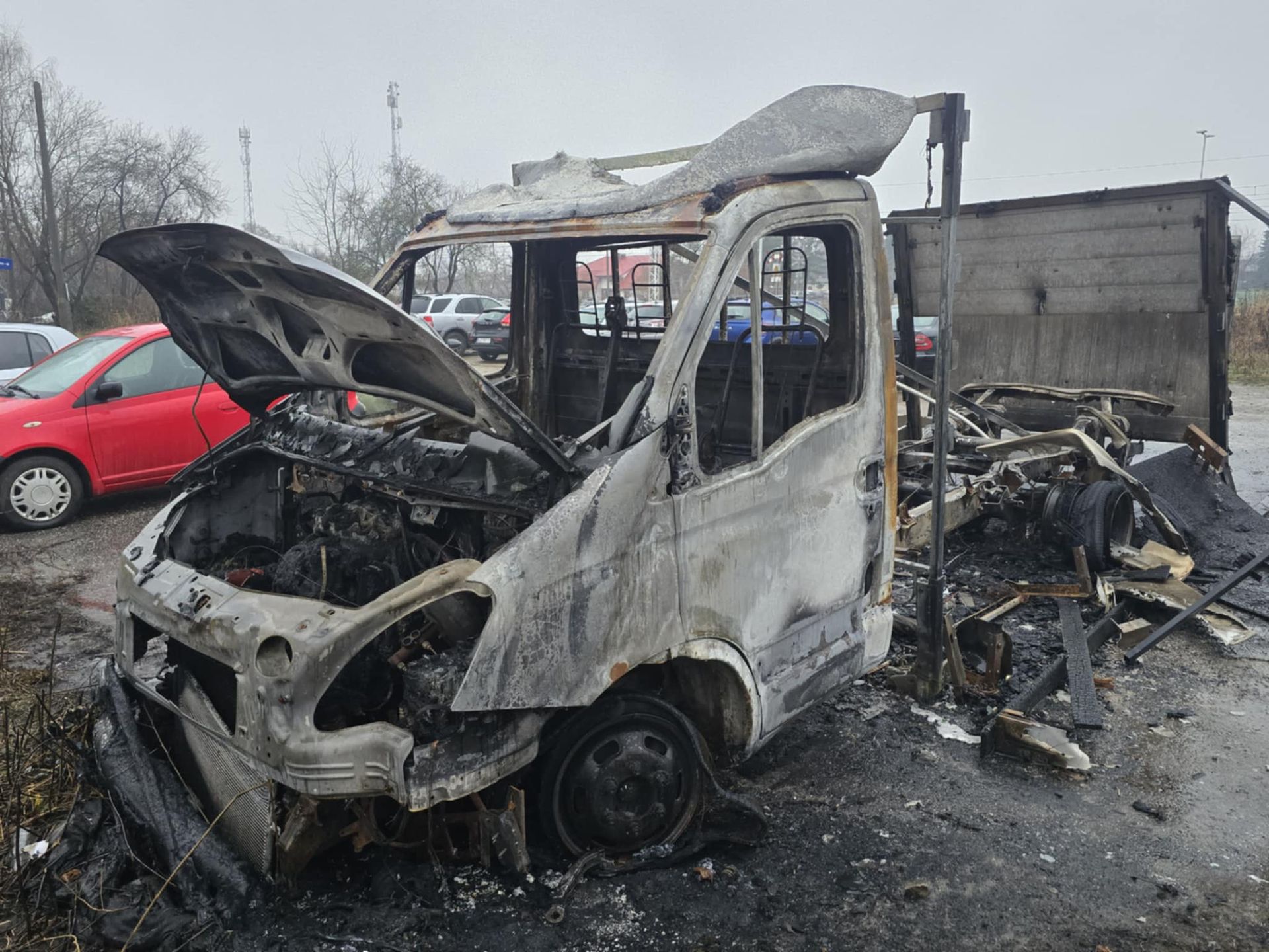 Pożar samochodu przy stacji kolejowej w Lublinie. Iveco spłonęło doszczętnie