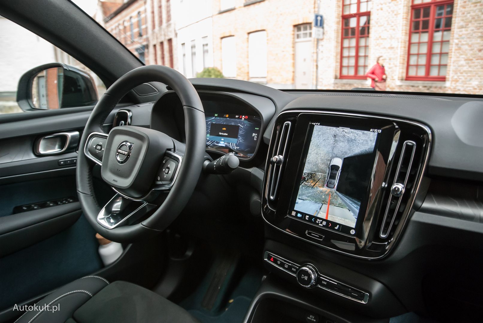 Wnętrze C40. Elektronika jest nowa, wyglądem nie różni się jednak od XC40