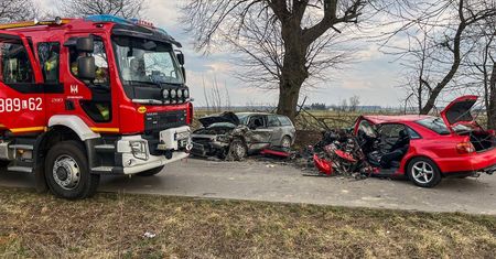 22-latek stracił panowanie nad kierownicą. Na łuku doszło do czołowego zderzenia