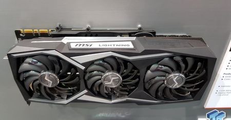 MSI GeForce GTX 1080 Ti Lightning Z pozuje do zdjęć