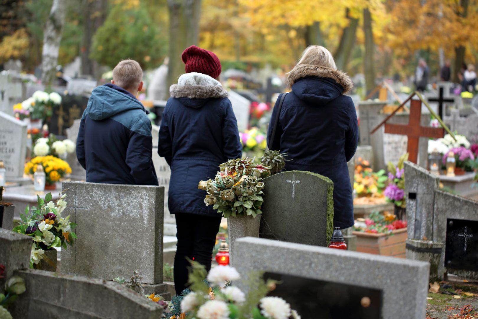 Zakazane na cmentarzu. Nie rób tego 1 listopada, bo się ośmieszysz