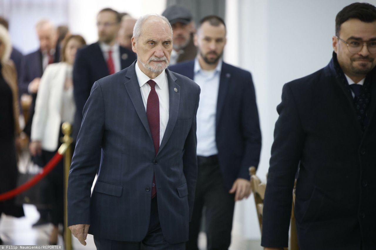 Koniec Macierewicza w MON. "Pomieszczenia zaplombowane"