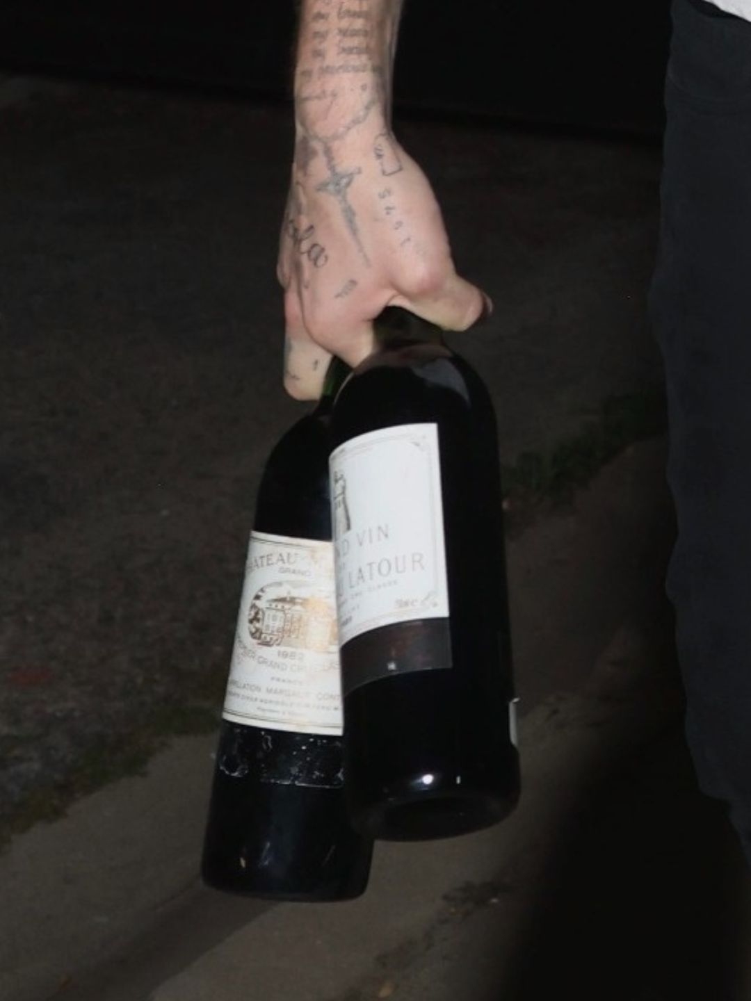 Brooklyn Beckham dzierży w dłoni butelki wina