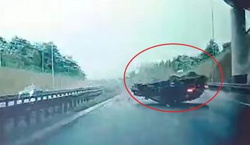 BMW przeleciało przez barierki. Wstrząsające nagranie z Podkarpacia