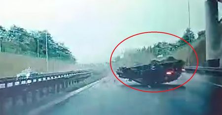 BMW przeleciało przez barierki. Wstrząsające nagranie z Podkarpacia