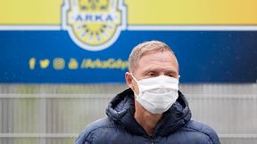 PKO Ekstraklasa. Ireneusz Mamrot na trybunach. Oglądał trening... w maseczce
