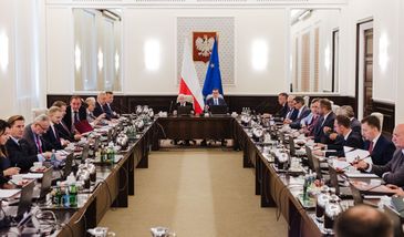 Poruszenie w sieci po zdjęciu z PiS. Polacy są pewni, jest sondaż