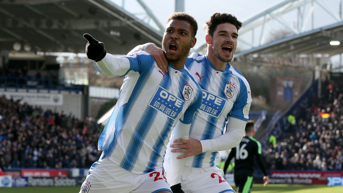 Steve Mounie i Christopher Schindler z Huddersfield Town