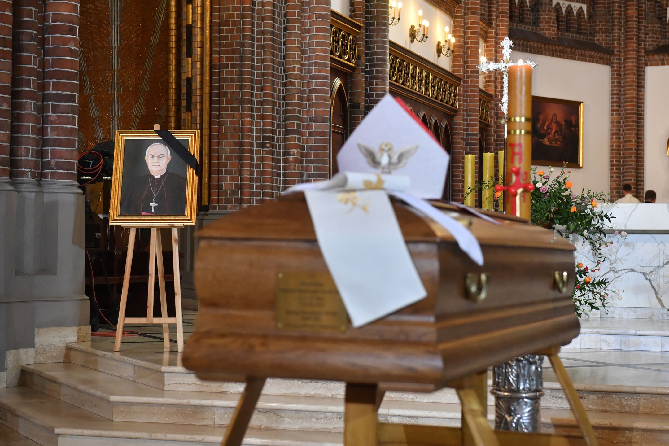 Warszawa. Uroczystości pogrzebowe abp. Henryka Hosera