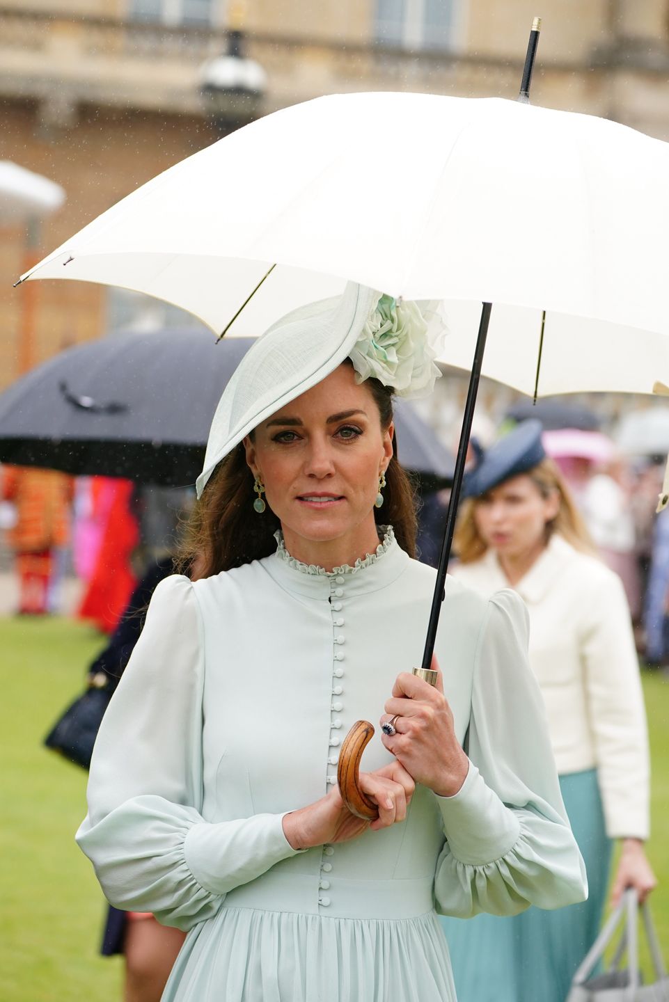 Kate Middleton z parasolką zabawia gości na królewskim bankiecie 
