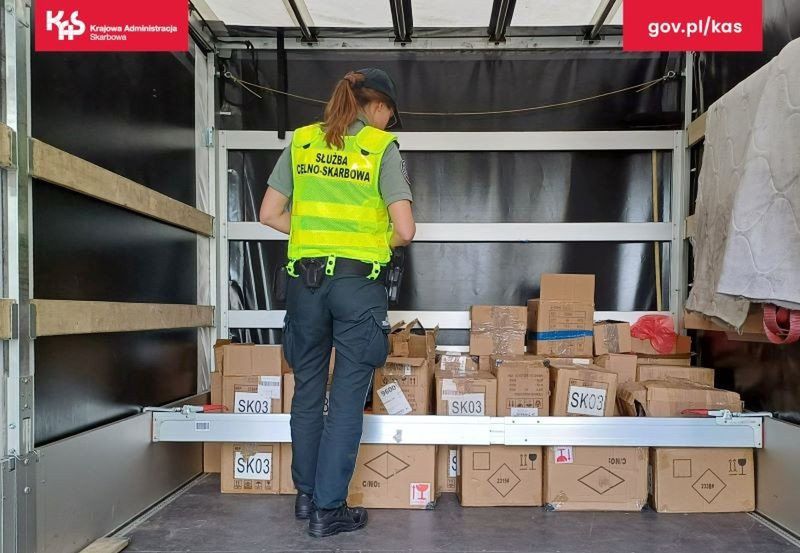 Przechwycono ponad 1,5 tys. podróbek perfum znanych marek. Kierowca nie wiedział, co wiezie