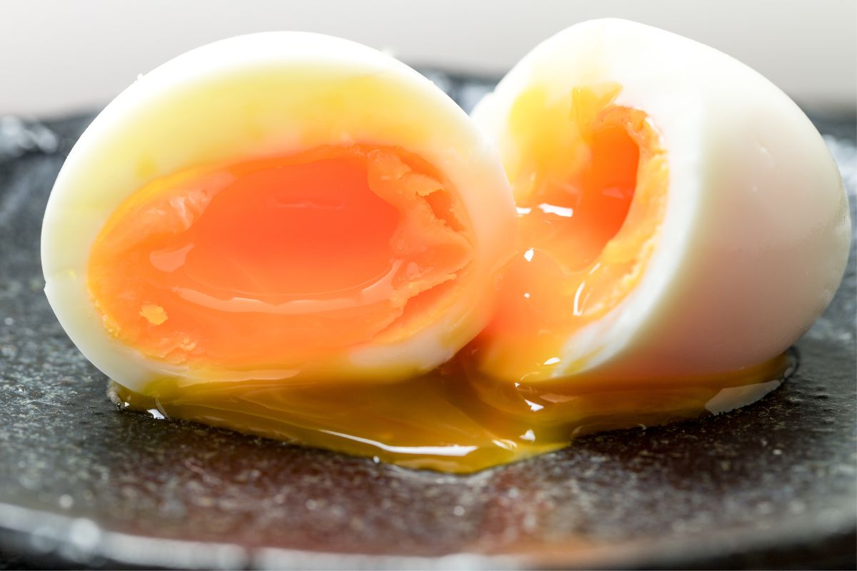 Jajka na miękko to podstawa tego śniadania